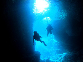 想要在沖繩人氣第一的觀光勝地‧青洞體驗潛水嗎